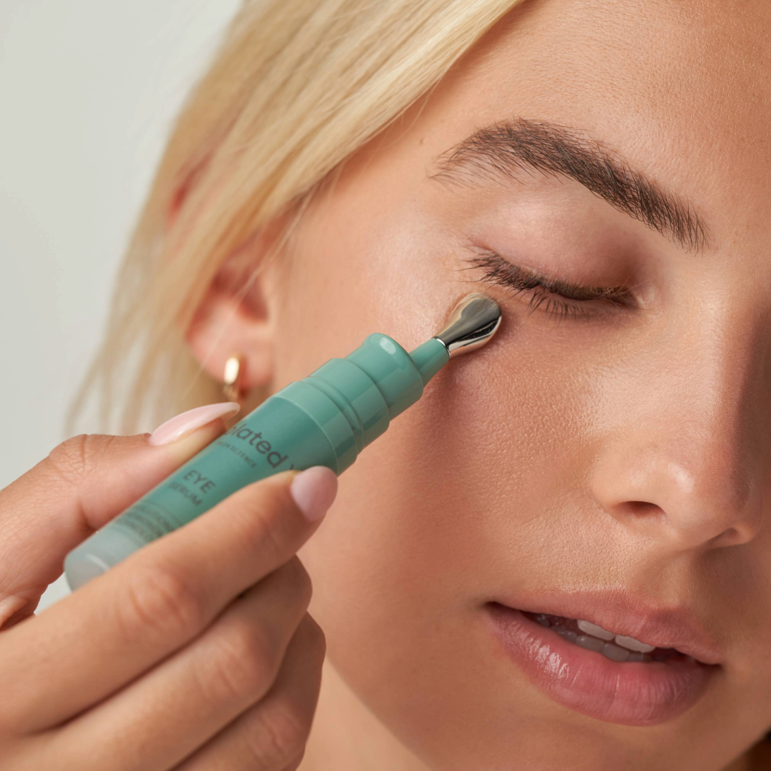 Model applying the EYE Serum